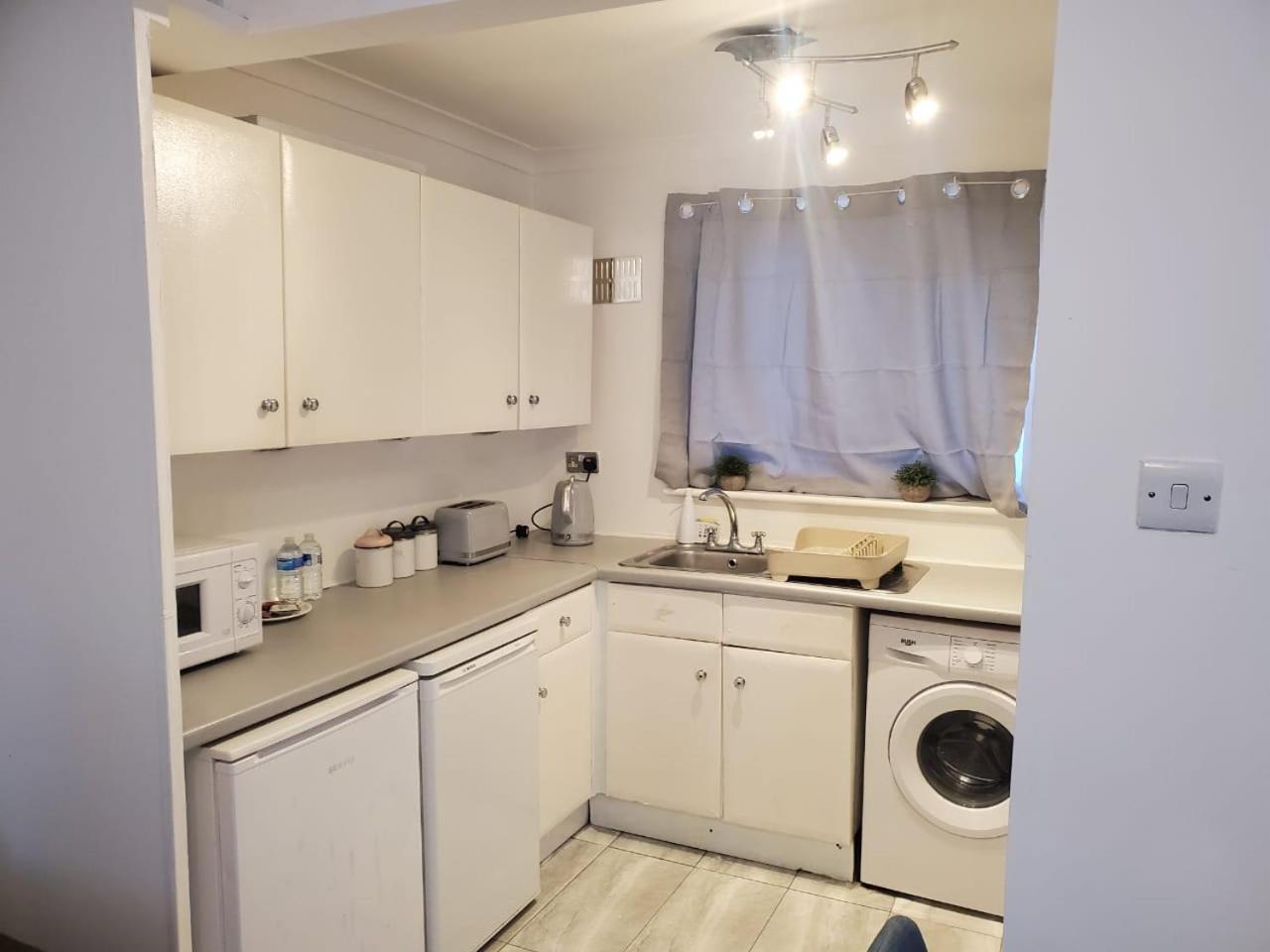 2 Bedroom Flat Near Heathrow Airport Yiewsley Exterior photo